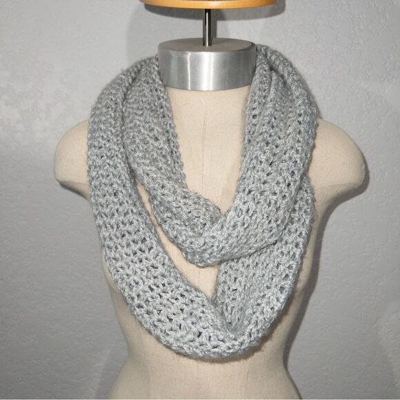 New Handmade‎ Gray Knit Infinity Scarf - Picture 1 of 3